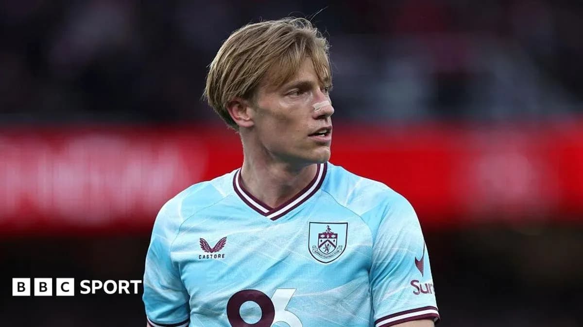 Futbolchi Burnli forma kiygan, jarohatlangan yuz bilan