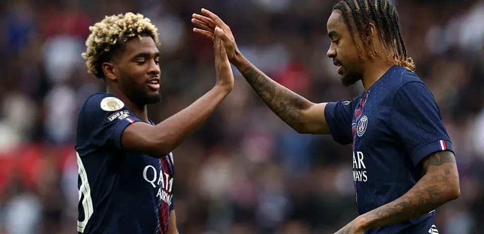 Ikkita PSG futbolchisi bir-biriga qo'l berishmoqda