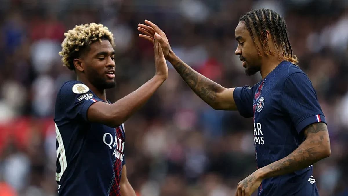Ikkita PSG futbolchisi bir-biriga qo'l berishmoqda