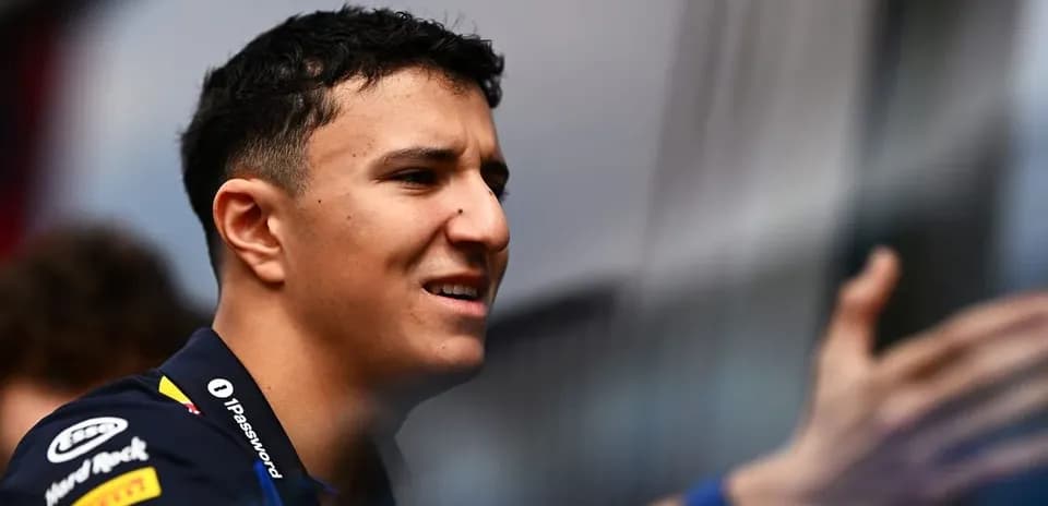 Yoshinchi o'yinchi jamoa bilan muloqot qilmoqda