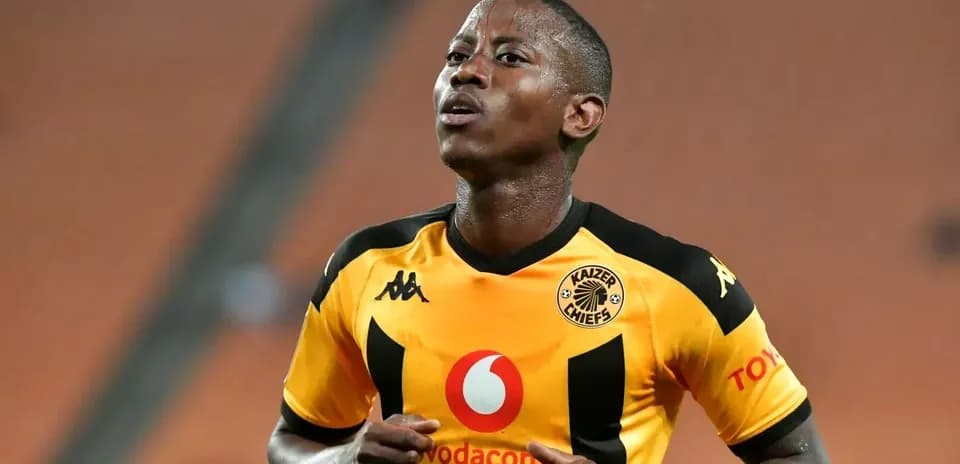 Futbolchi KAIZER CHIEFS formasida maydonda yugurmoqda