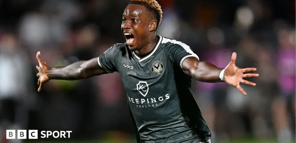 Futbolchi gol urishidan keyin quvonch bilan nishonlayapti