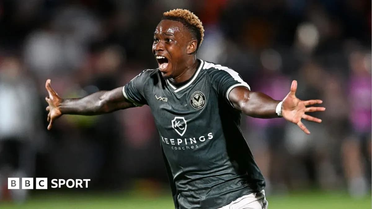 Futbolchi gol urishidan keyin quvonch bilan nishonlayapti