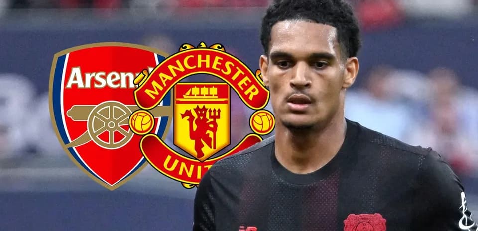 Futbolchi maydonda, Arsenal va Manchester United logotiplari
