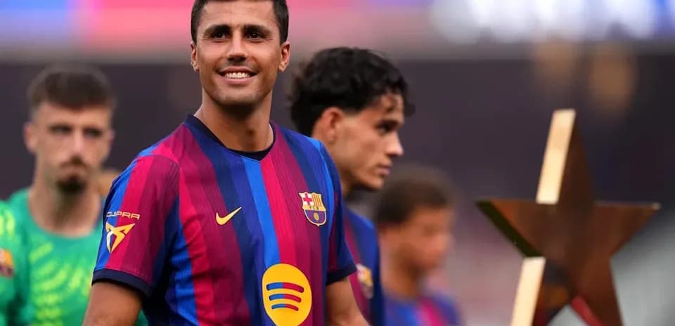 Futbolchi stadionda to'plangan, mukofot yaqinida