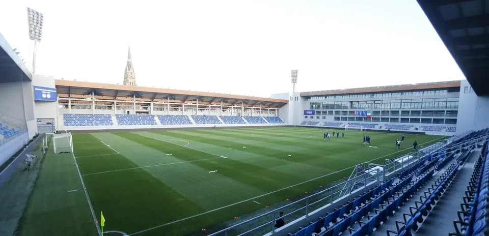 Futbol maydonida jamoa mashg'ulot o'tkazmoqda
