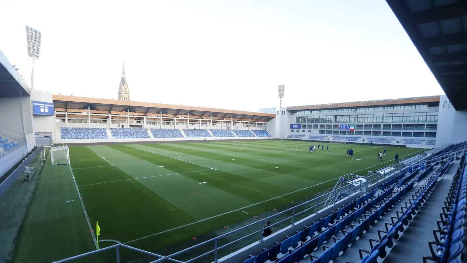 Futbol maydonida jamoa mashg'ulot o'tkazmoqda