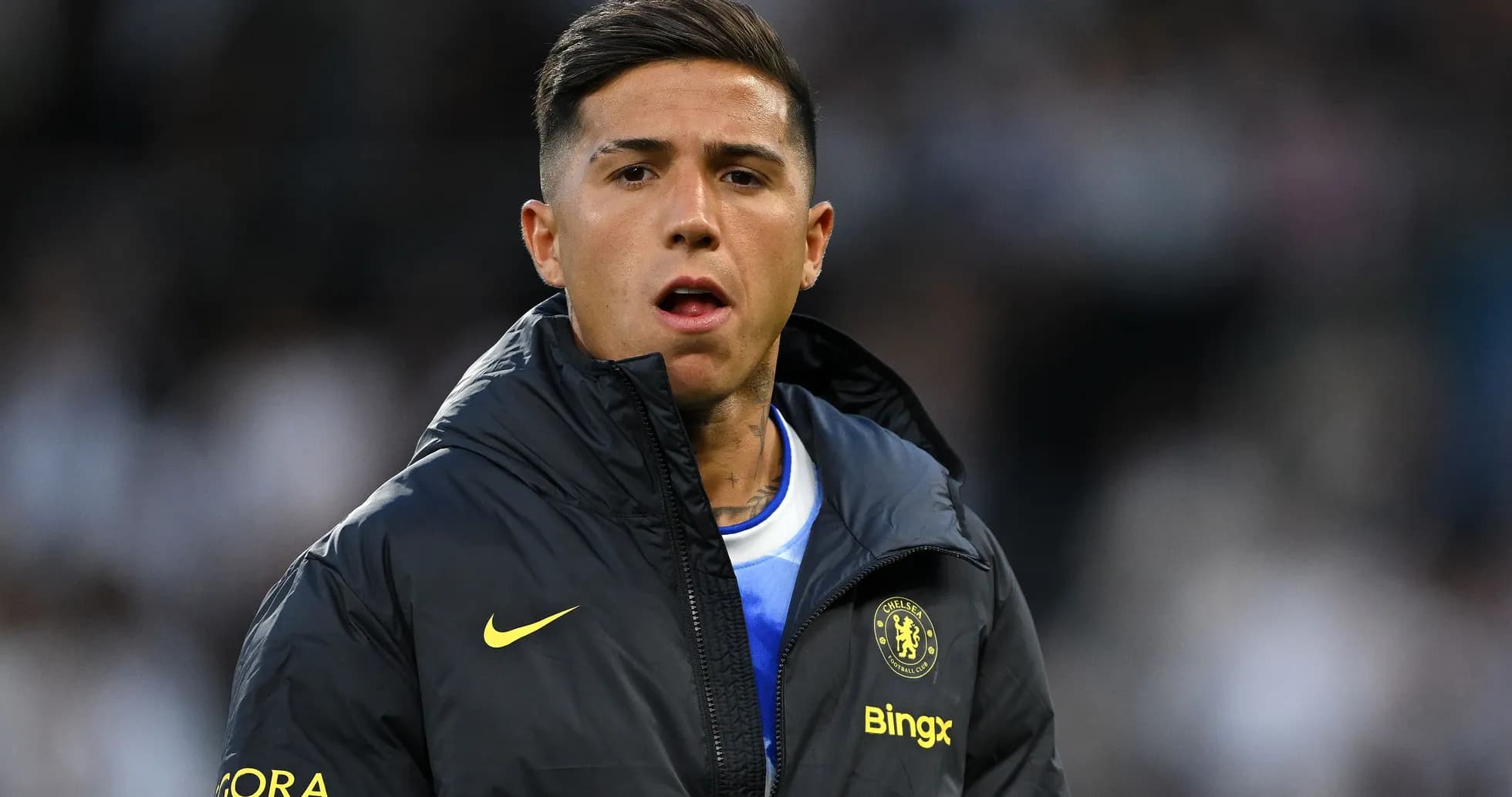 Futbolchi Chelsea futbolkashki kiyimida