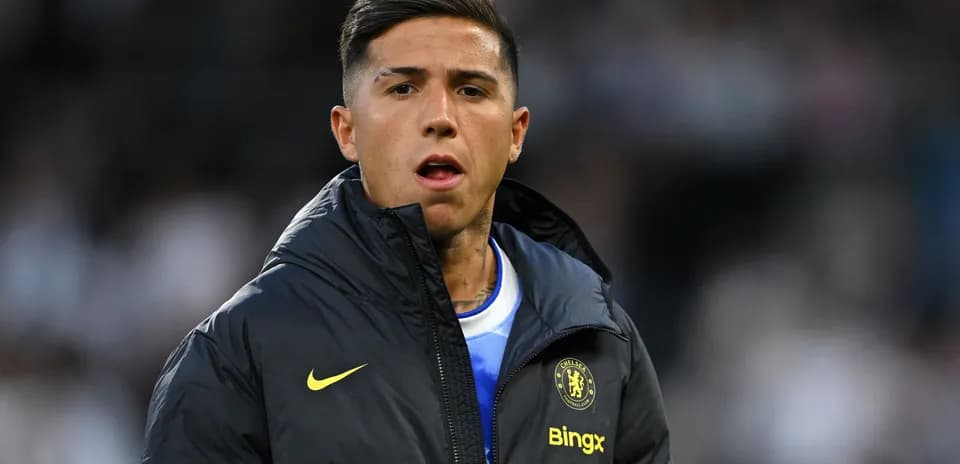 Futbolchi Chelsea futbolkashki kiyimida