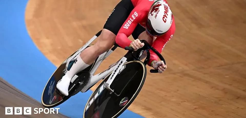 Velosipedchi trassada burilishda yuqoriga qarab harakatlanmoqda