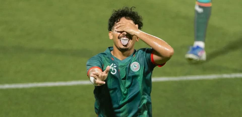 Futbolchi g'alaba qozonganda qo'lini yuziga qo'yadi