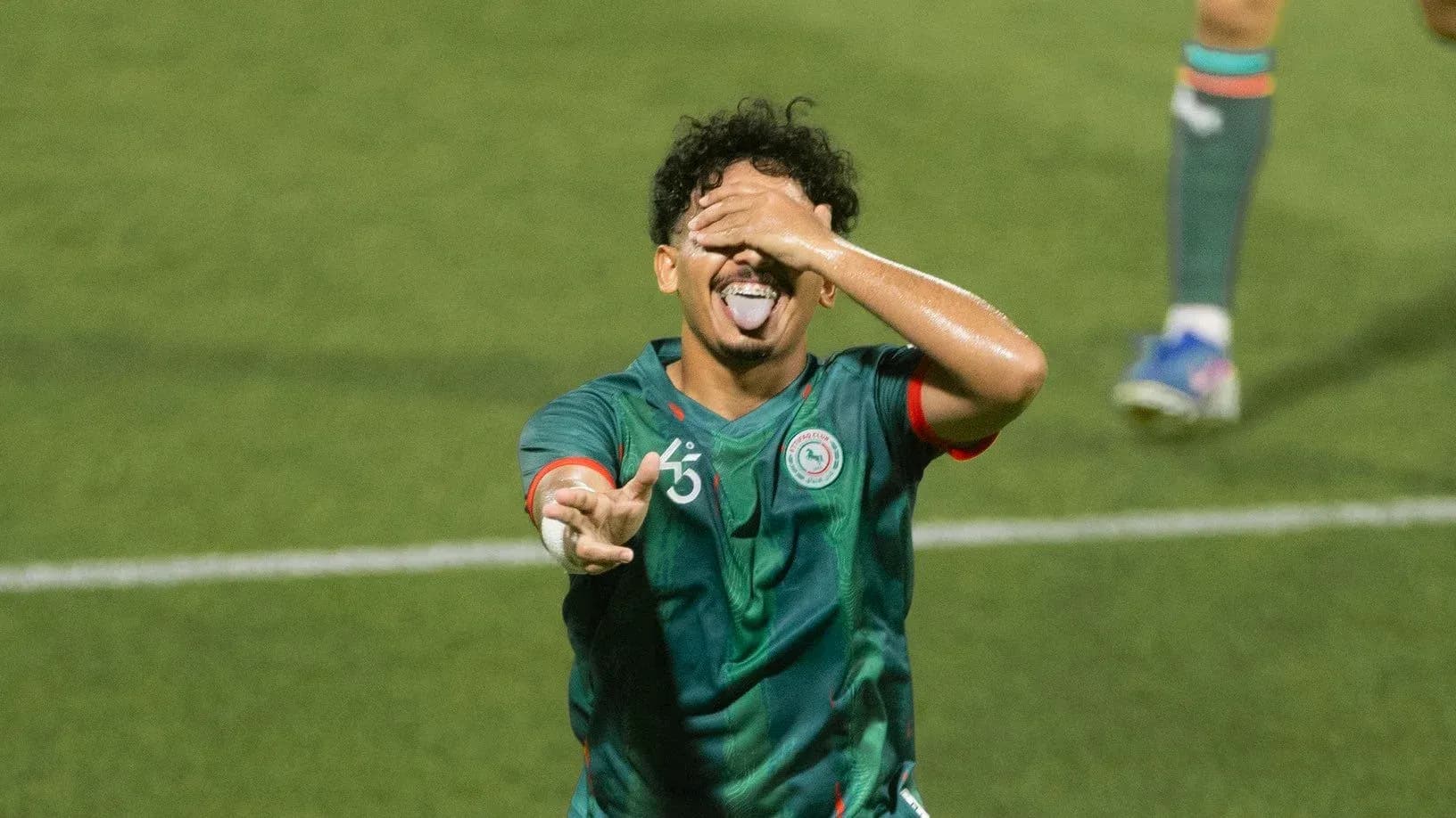 Futbolchi g'alaba qozonganda qo'lini yuziga qo'yadi