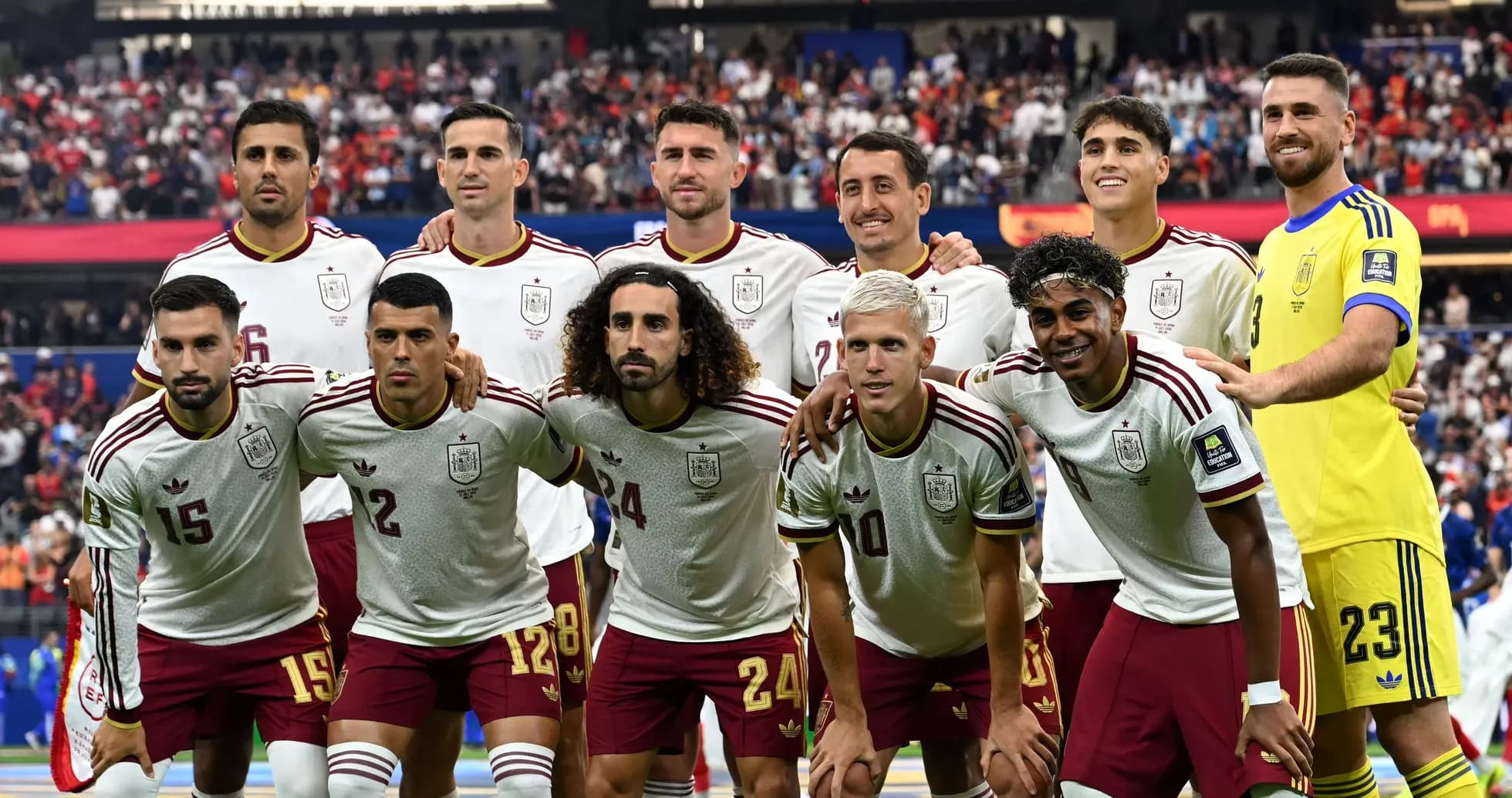 Ispaniya futbol jamoasi maydonda to'plangan