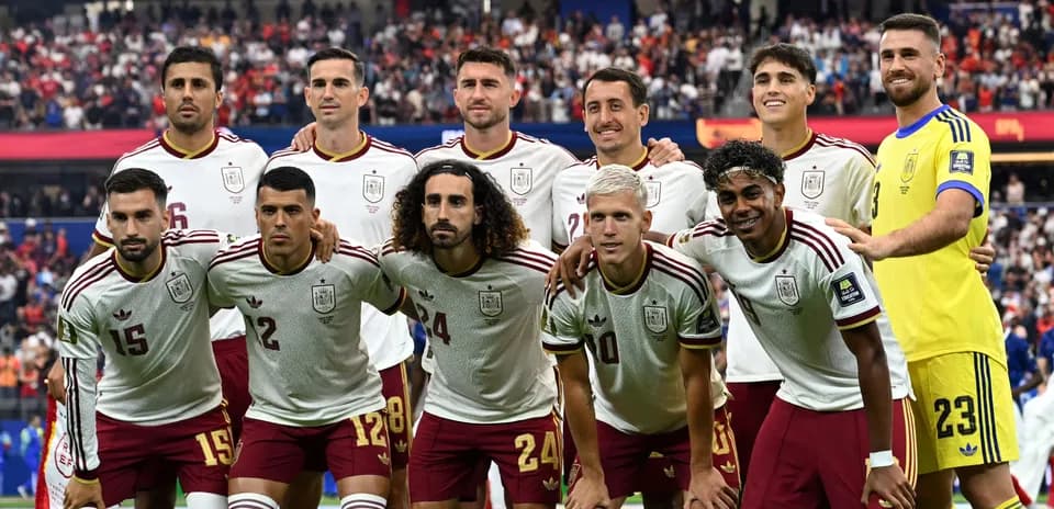 Ispaniya futbol jamoasi maydonda to'plangan