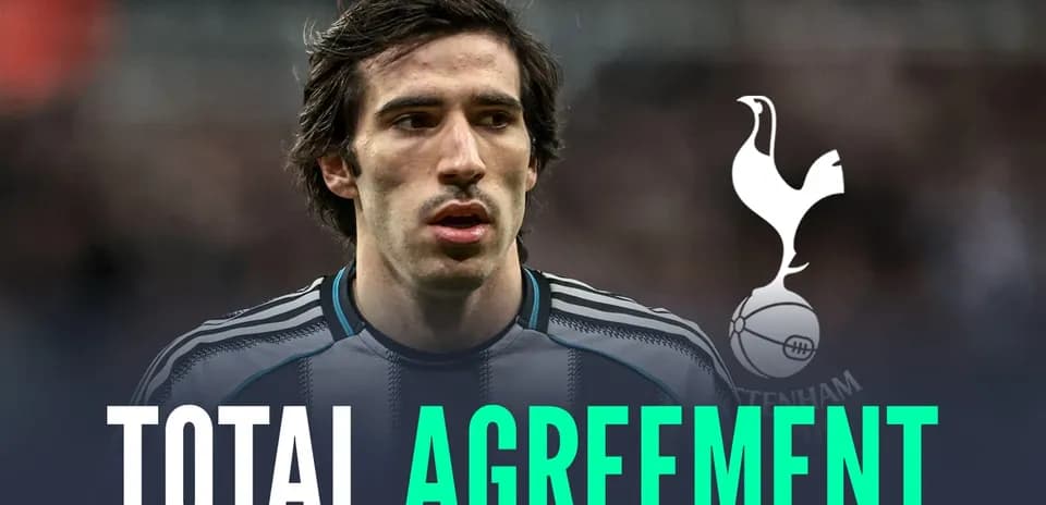 Futbolchi Tottenham formasida, kelishuv haqida yozuv