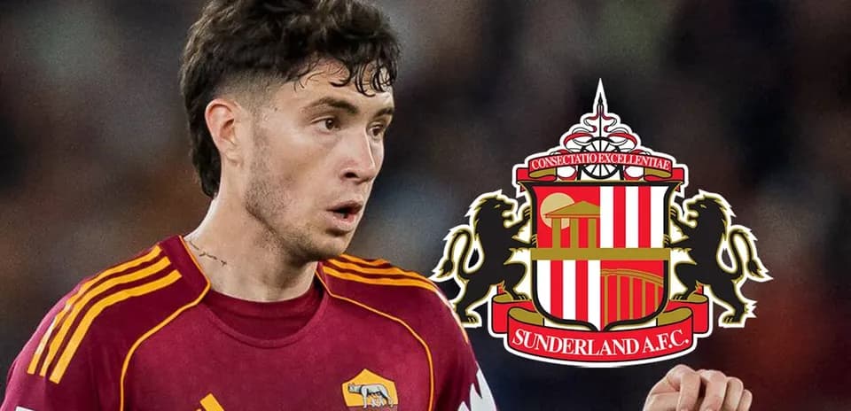 Futbolchi Roma formasida, Sunderland logosi bilan