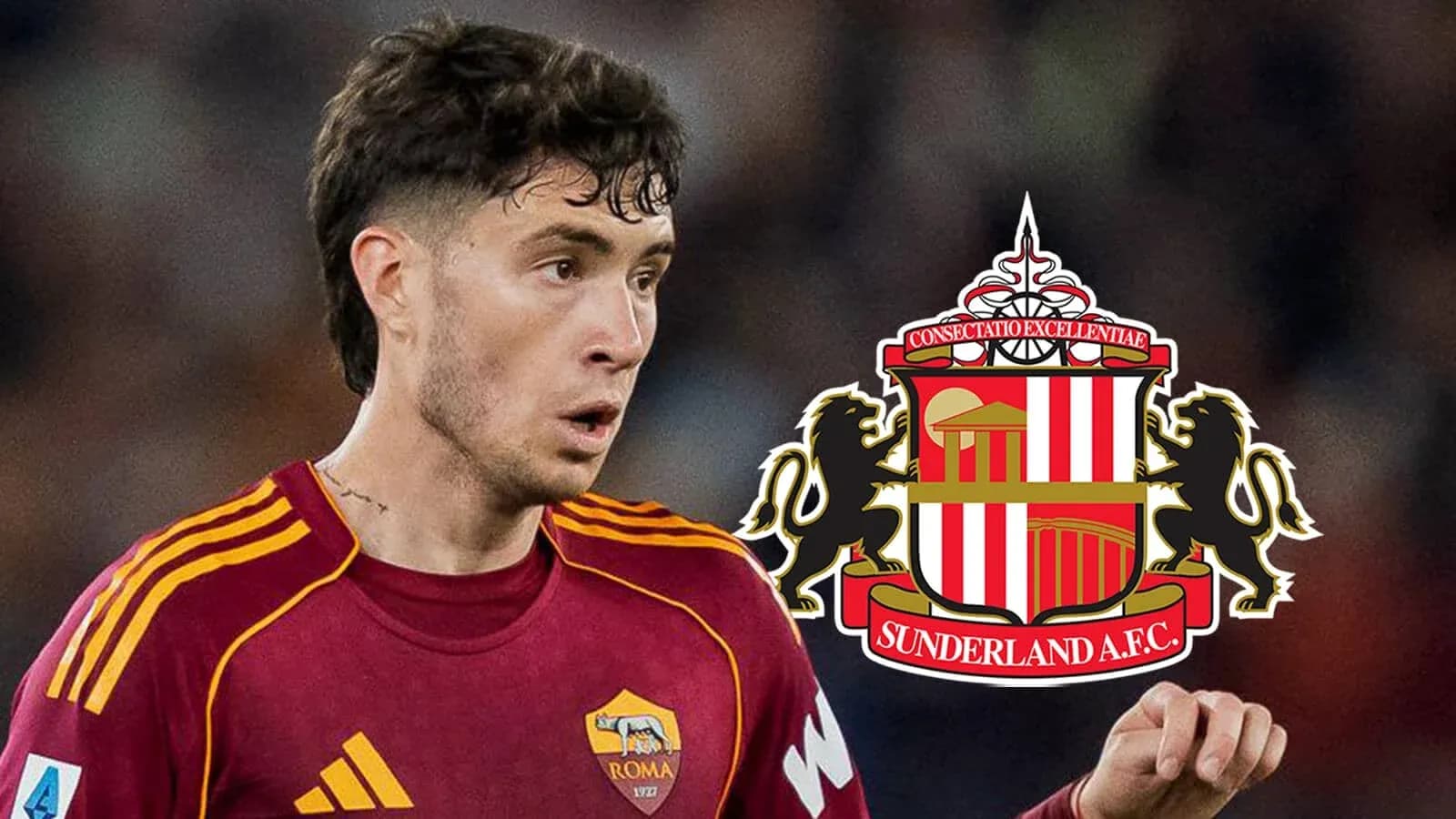 Futbolchi Roma formasida, Sunderland logosi bilan