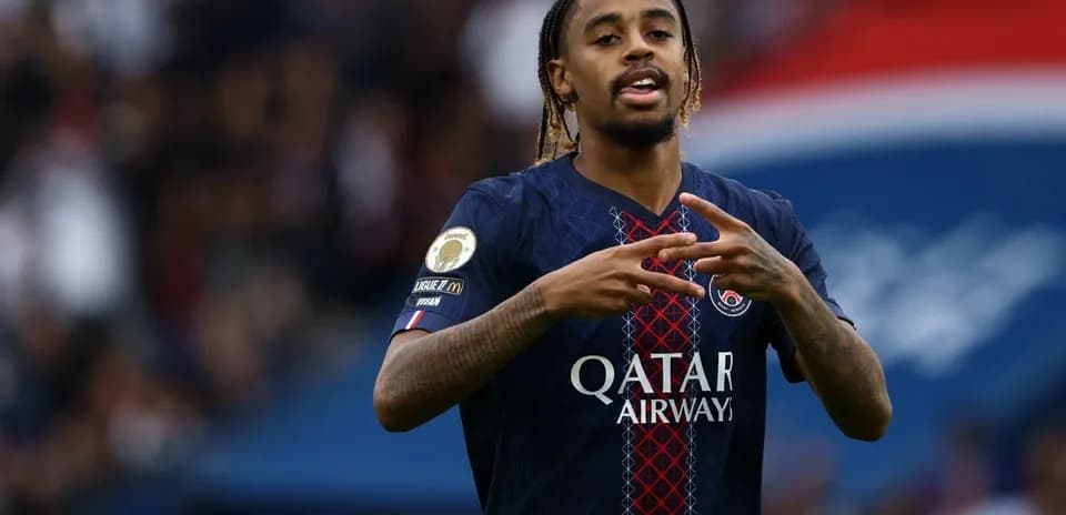 Futbolchi PSG formasi bilan maydonda harakatda