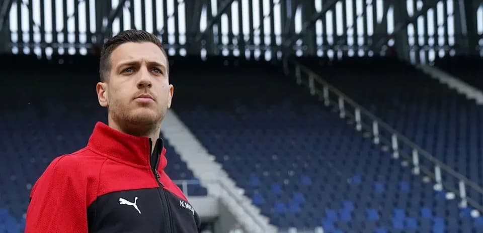 Futbolchi stadion oldida o'ylab turib turibdi