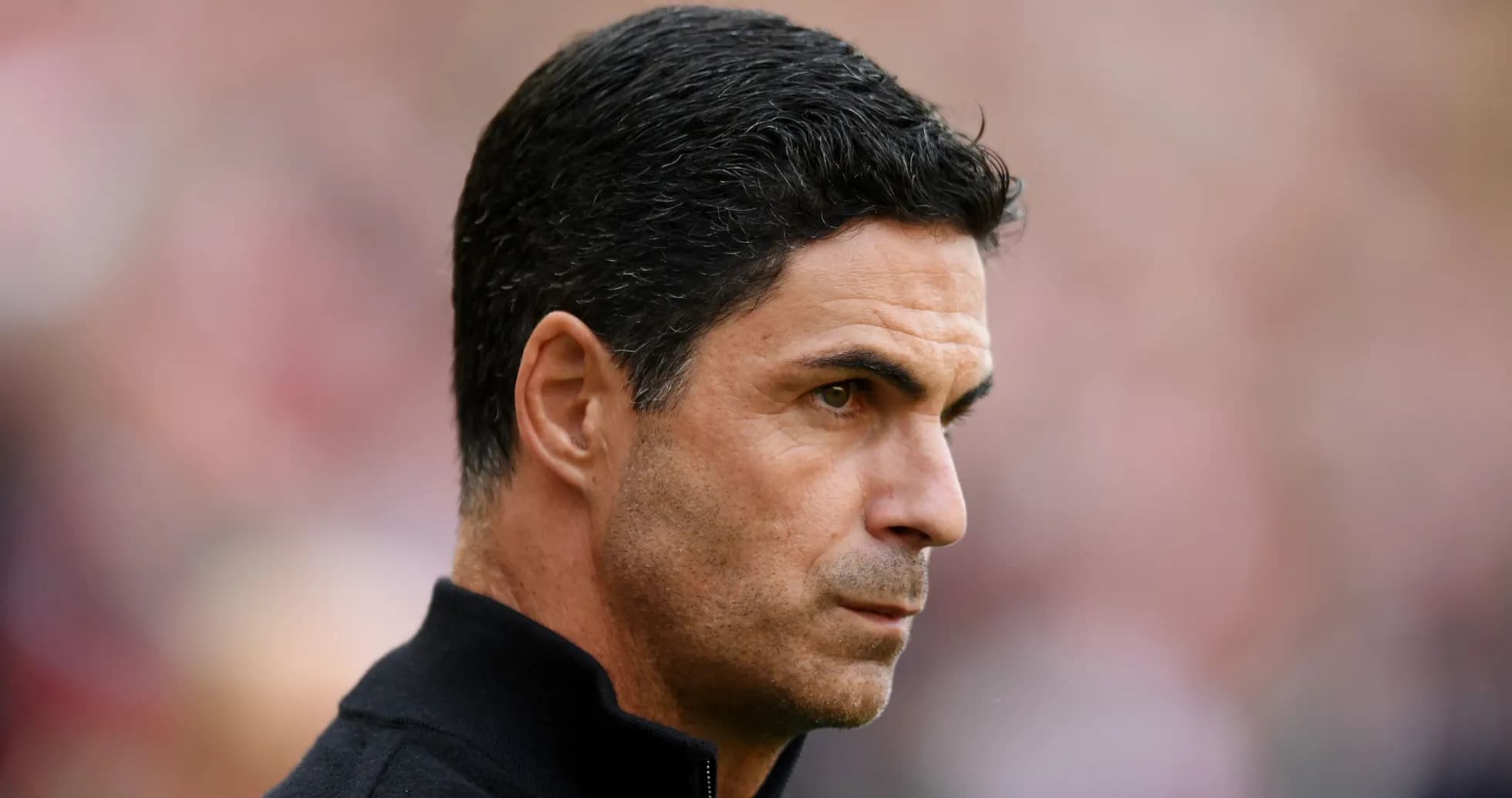 Futbol murabbiyi maydonga qarab turibdi