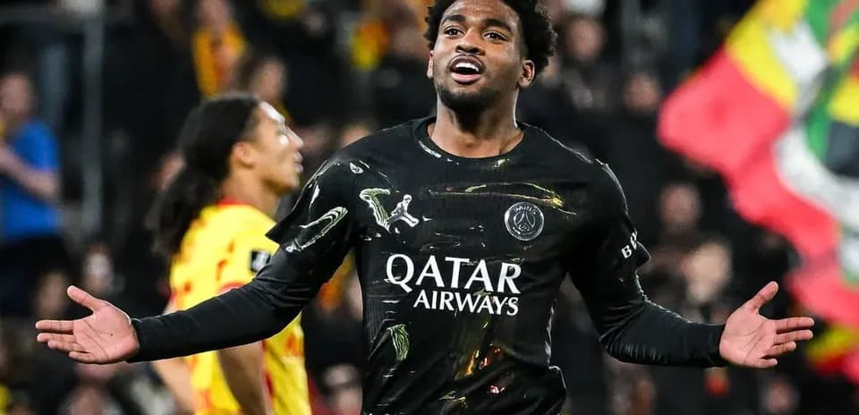 Futbolchi goli urishidan so'ng qo'llarini ochmoqda