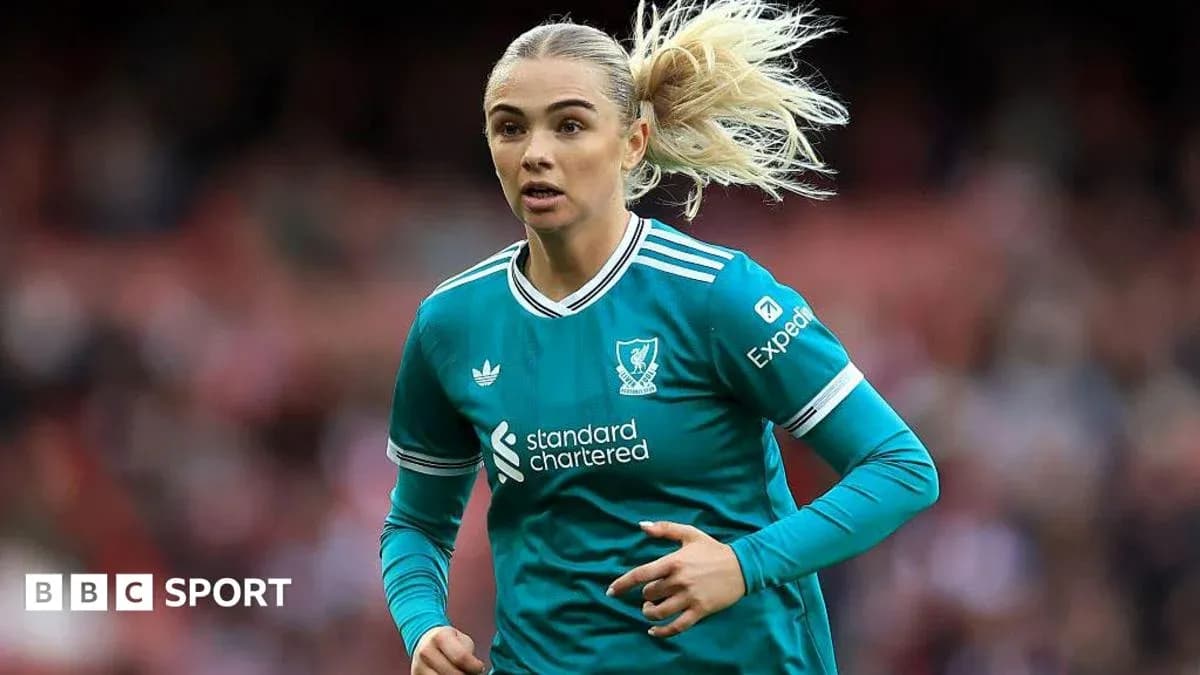 Futbolchi maydonda harakatda, Livarpul formasi kiygan