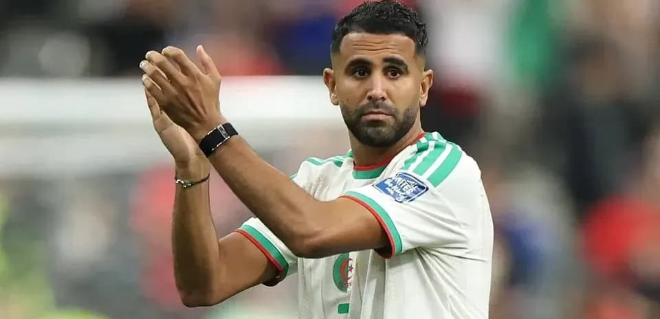 Futbolchi sahnada qo'l silkib turibdi