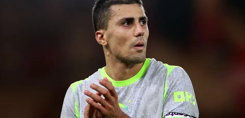 Futbolchi qo'lini chalgan holatda