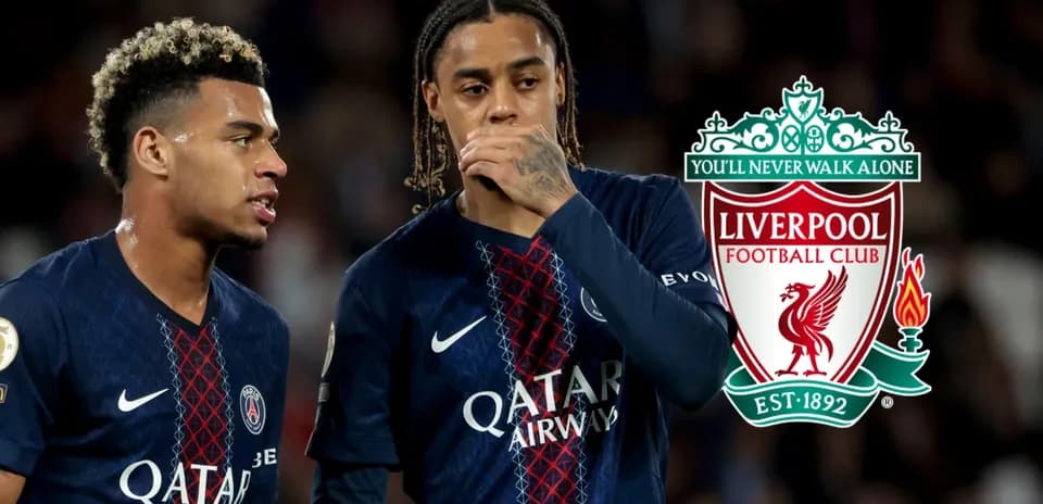 Ikki futbolchi o'yin davomida muhokama qilmoqda