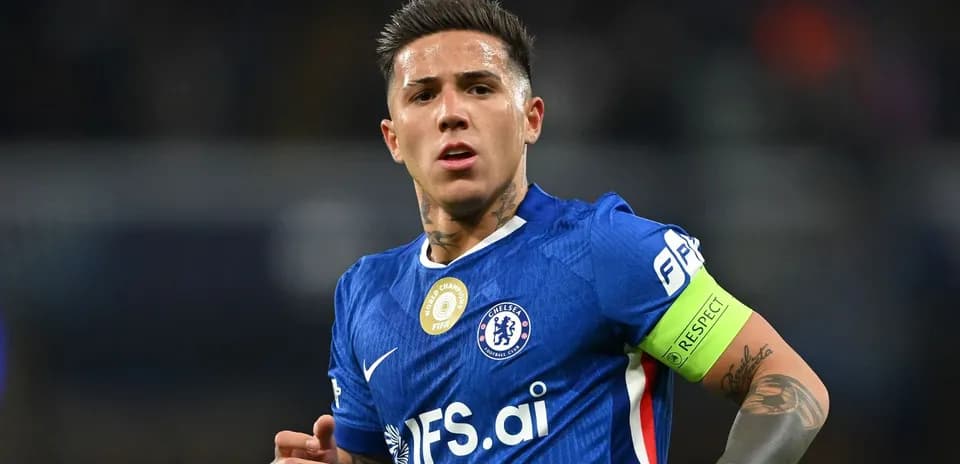 Futbolchi Chelsea formasida maydonda harakatda