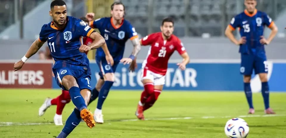 Futbolchilar penalti zarbasini bajarish jarayonida