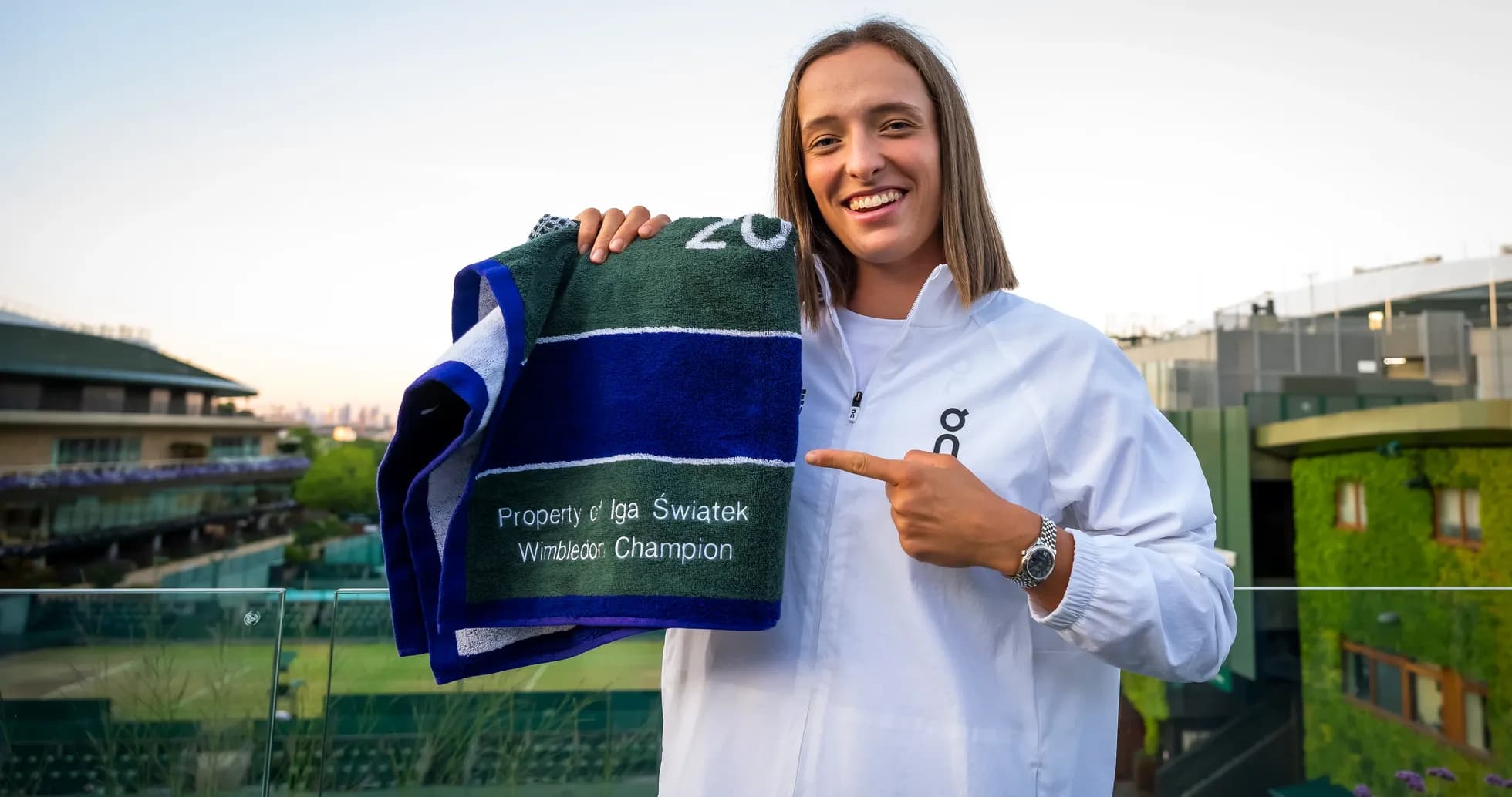 Iga Świątek holding Wimbledon champion towel