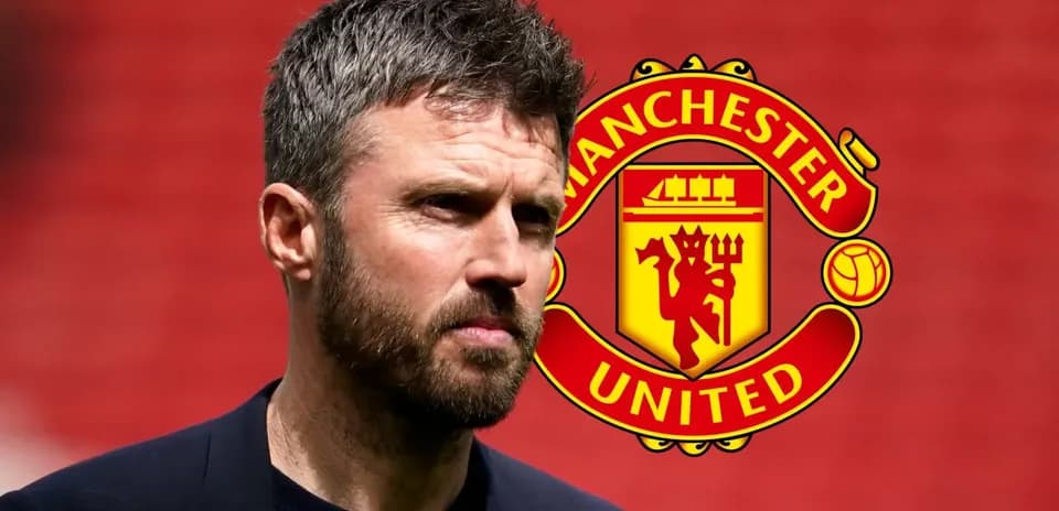 Bosh murabbiy Manchester United logosi oldida