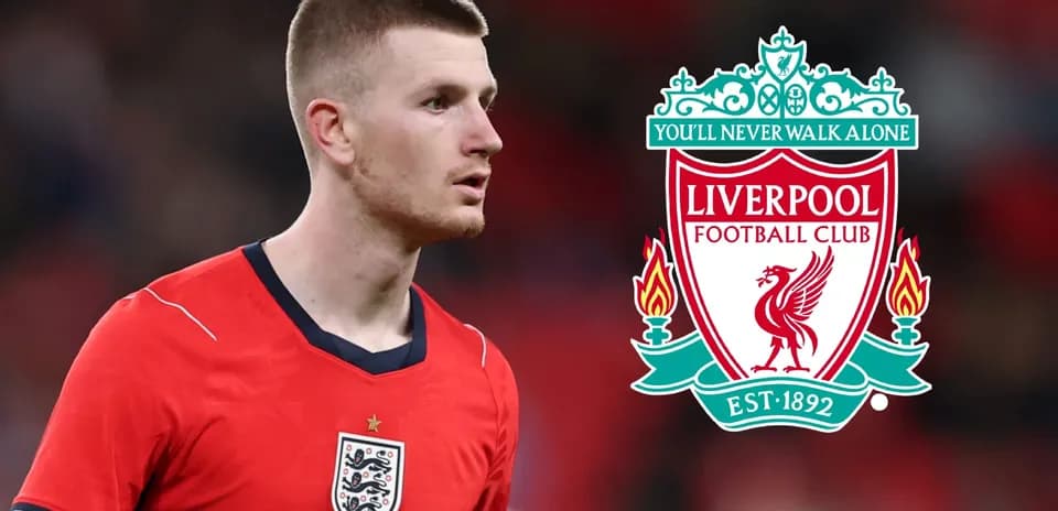 O'yinchi Liverpool futbol klubi logosi yonida