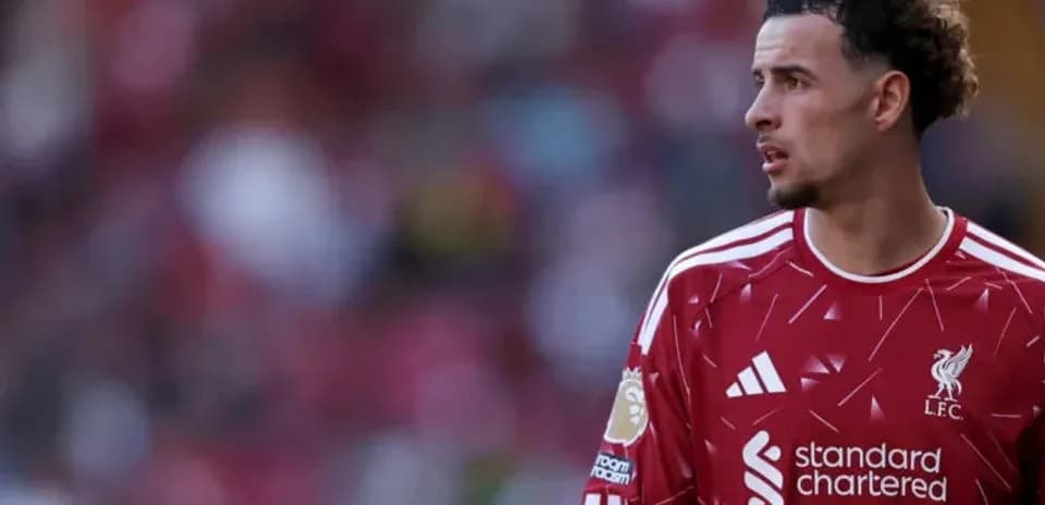 Futbolchi maydonda, Liverpool formasi kiygan