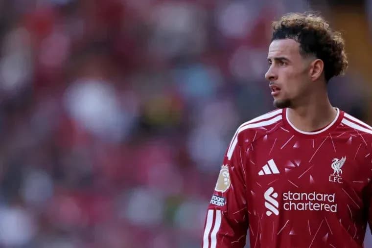 Futbolchi maydonda, Liverpool formasi kiygan