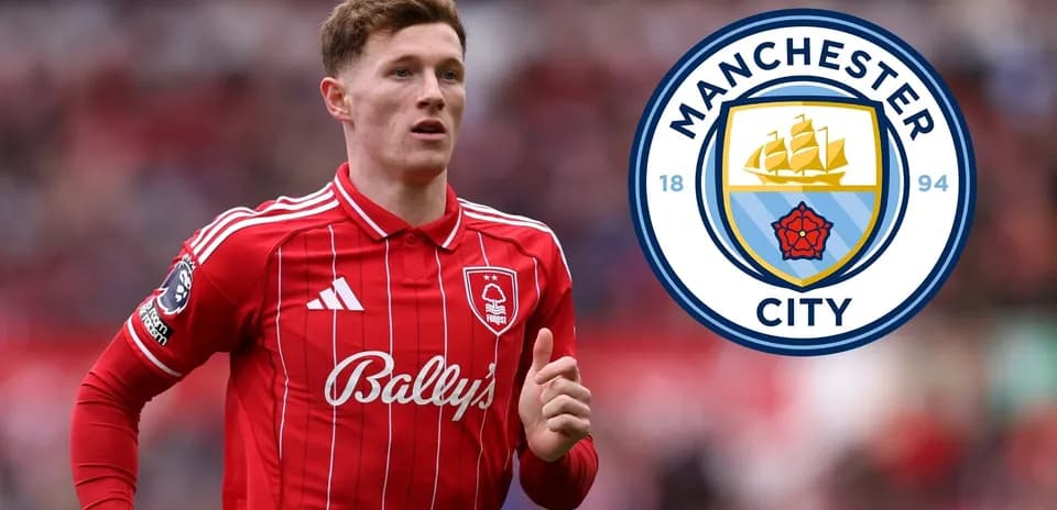 Futbolchi qizil formada, Manchester City emblemi bilan