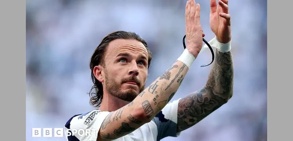 Futbolchi maydonni ko'tarilgan qo'llari bilan salom bermoqda