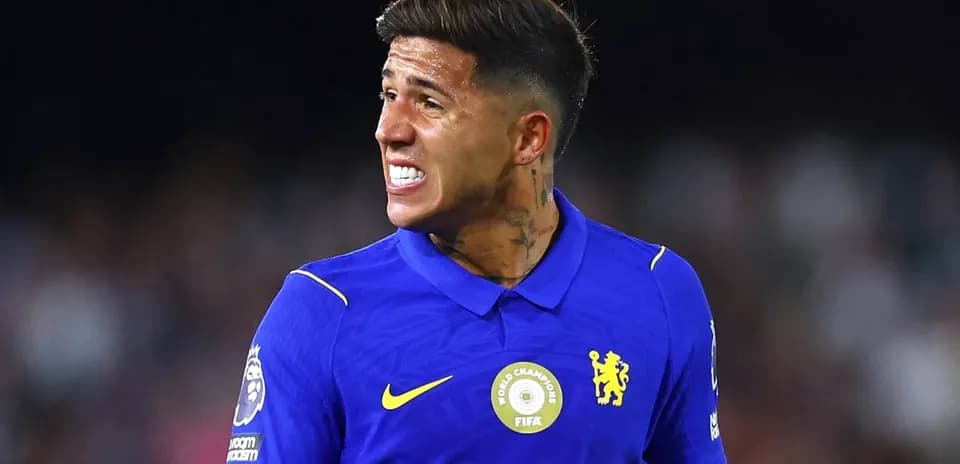 Futbolchi Chelsea formasida o'yin paytida