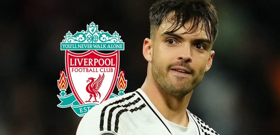Futbolchi Liverpool emblemasi bilan maydonda