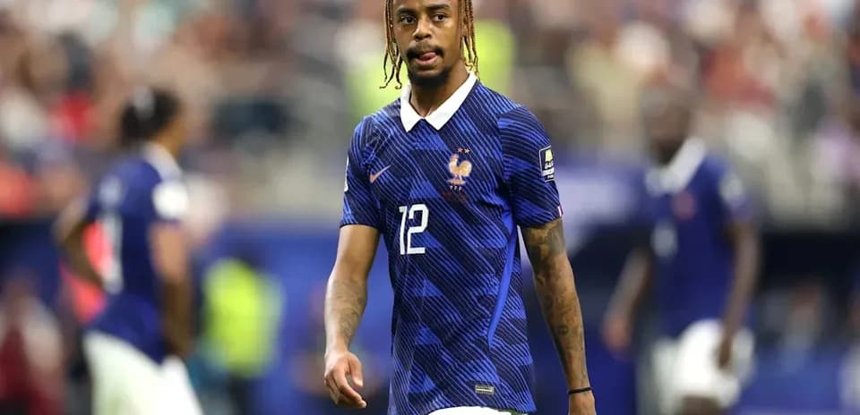 Fransiya futbolchisi maydonda yurib bormoqda