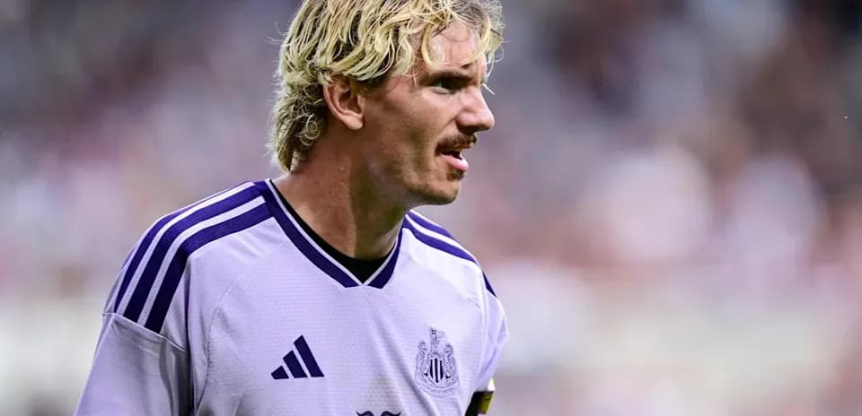 Futbolchi Newcastle formasida maydonda turibdi