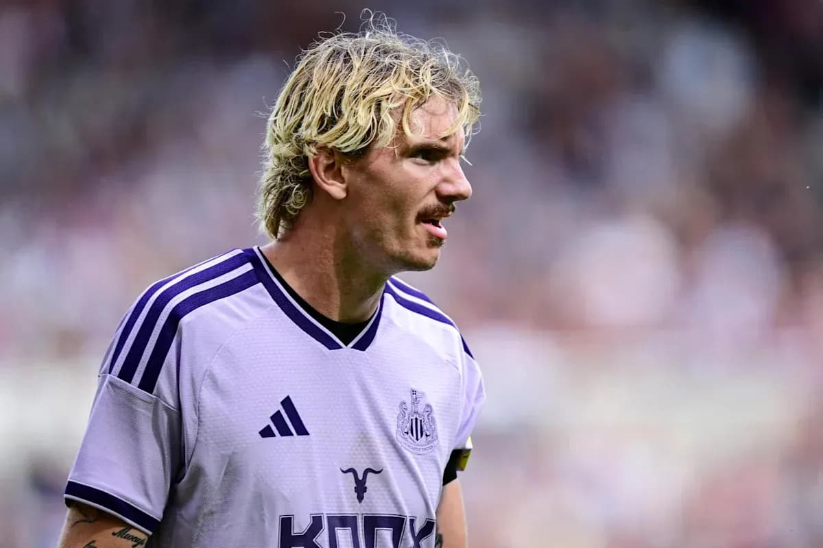 Futbolchi Newcastle formasida maydonda turibdi