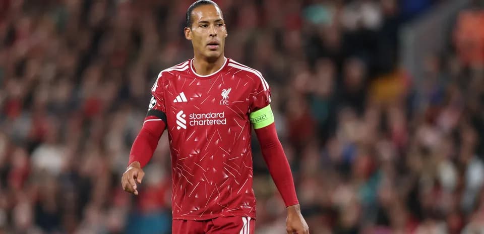 Futbolchi maydonda Liverpool formasida harakatda