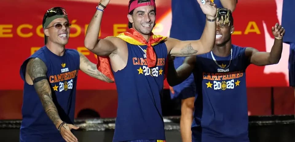 Futbolchilar podiumda nishonlayotgan paytda