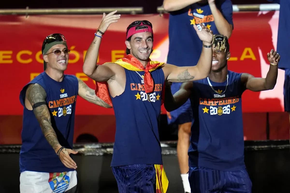 Futbolchilar podiumda nishonlayotgan paytda