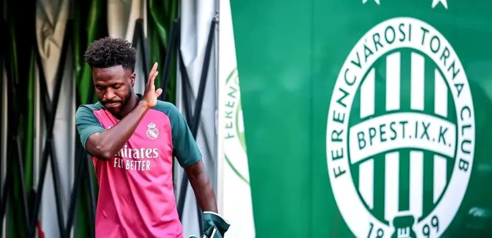 Futbolchi Ferencvárosi klub logosi oldida chiqmoqda
