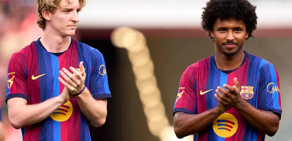 Ikkita futbolchi Barcelona formasida qo'l qovushtirib turibdi