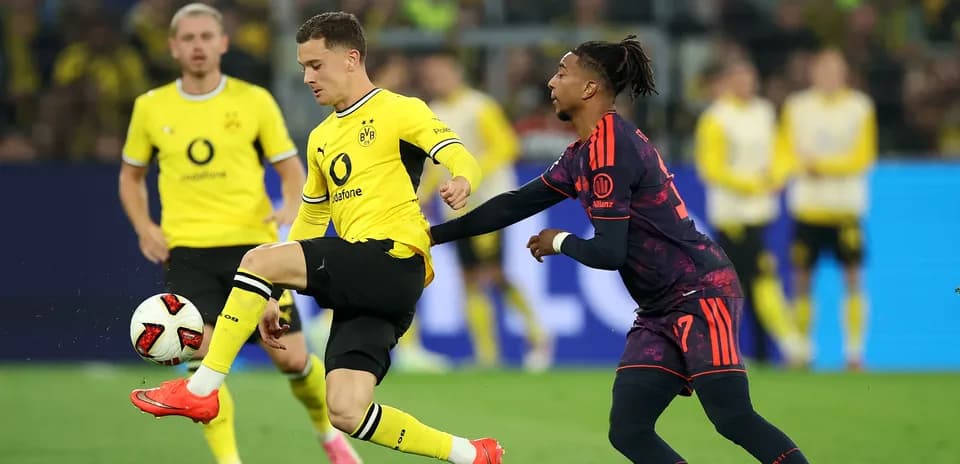 Borussia Dortmund player dribbling past opponent