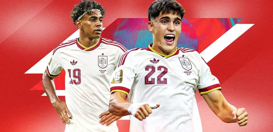 Ikkita futbolchi Ispaniya formasi bilan suratga olingan